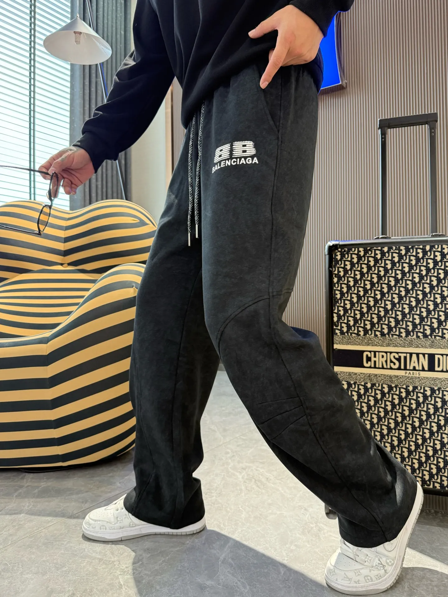 Balenciaga 🆕2026 Autumn and Winter New Arrival Casual Pants! The official website will be released simultaneously. Brand Classic LOGO casual pants, customized fabrics, excellent comfort and strong touch. Highly recognisable, perfect appearance and craftsmanship. Size:M-3XL